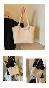 Grand sac cabas tissé pour l'été présenté dans trois scènes de vie