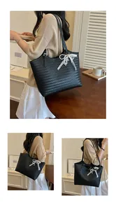 Vue latérale d'un modèle portant un grand sac cabas noir tissé avec un nœud en dentelle.