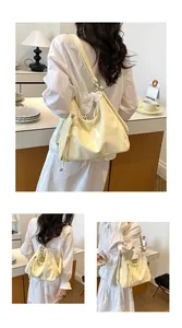 Detail der gelben Hobo-Tasche mit Punkten aus verschiedenen Rück- und Seitenansichten