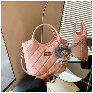 Vue détaillée d'un sac seau matelassé rose avec un charmant personnage en peluche.