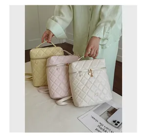 Dettaglio che mostra zaini trapuntati da donna nei colori giallo, rosa e bianco crema.