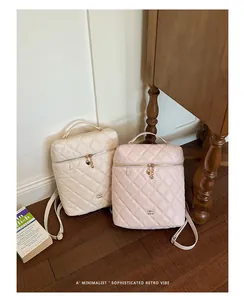 Eleganti zaini trapuntati da donna in crema e rosa con ciondoli a forma di cuore