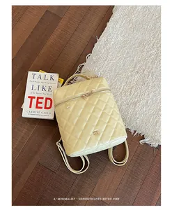 Zaino elegante trapuntato color crema con catene dorate e un tocco estetico retrò