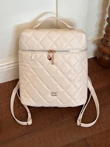 Elegante zaino da donna in pelle trapuntata crema con lussuosi ciondoli a cuore dorati