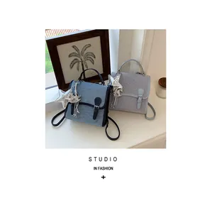 Vista detallada de mochilas ligeras para mujer en denim y gris en un entorno de estilo de vida.