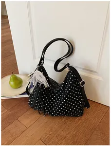 Schwarz-weiße Polka-Dot-Einkaufstasche mit Schleife aus Spitze und Perlenanhänger