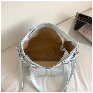 Detailed view of the spacious beige interior with a zipper pocket of this blue tote