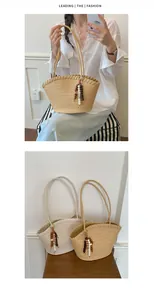Bolso tote grande de paja tejida de verano con colgante decorativo de cuentas