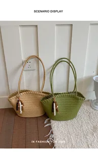 Presentación de bolsos de hombro tejidos de verano en elegantes colores beige y verde