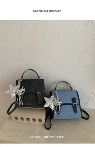 Visualización de escenario de mini mochilas de denim y fieltro con dijes de estrellas plateadas