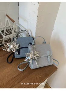 Primer plano de mochilas de mezclilla con tonos azules y colgantes de estrellas