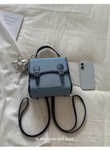 Mochila mini de mezclilla con asa superior y colgante de estrella sobre tela suave