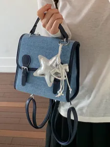 Mochila elegante de mezclilla azul para mujer con dijes de estrella plateada y caballo