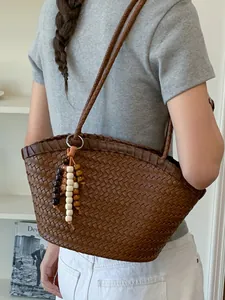 Bolso tote de cuero tejido marrón para mujer con un elegante colgante de borlas