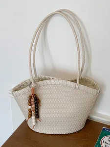 Elegante bolso tote de verano tejido en blanco con dije de cuentas de madera grande