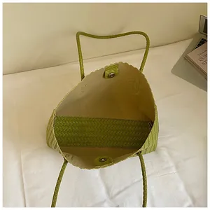 Vue intérieure du grand sac cabas tressé vert avec fermeture magnétique