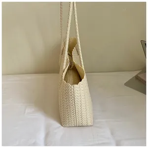 Vue latérale détaillée du sac cabas tressé blanc cassé avec bordure ondulée élégante