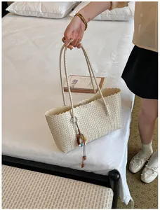 Sac cabas tissé crème rétro avec bords festonnés dans une chambre de style de vie