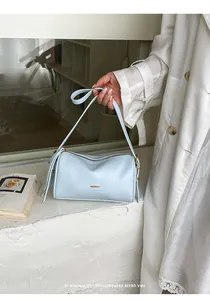 Nahaufnahme einer hellblauen minimalistischen Boston Bag im Retro-Stil, von Hand gehalten