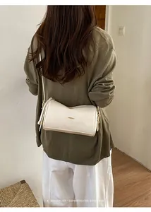 Minimalistische weiße Boston-Tasche, Rückansicht in einem stilvollen Pendler-Look