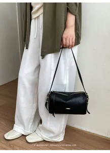 Elegante schwarze Boston-Schultertasche im minimalistischen Retro-Stil für Damen