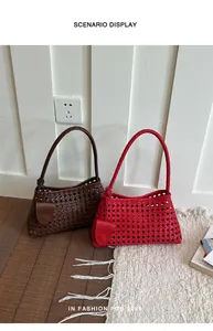 Vue détaillée des sacs à bandoulière tissés creux rouge et marron dans un intérieur cosy.