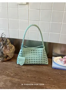 Vue détaillée d'un sac seau tissé ajouré vert menthe au design estival chic et à la mode