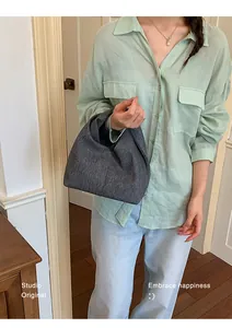 Lässige dunkelgraue gefaltete Wolkentasche von einem Model für einen stilvollen Look