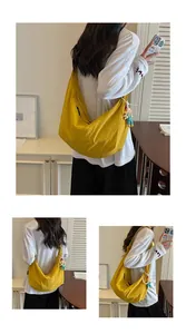 Lichtgele nylon crossbodytas voor dames in een informele lifestyle-scène binnenshuis