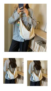 Veelzijdige witte nylon crossbodytas voor dames in lifestyle-omgeving