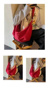 Grote rode lichte nylon hobo tas voor dames getoond in een ontspannen levensstijl