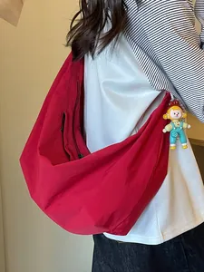 Casual rode nylon crossbodytas met lichtgewicht halve maan ontwerp en decoratieve hanger