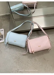 Minimalistische Fass-Schultertaschen in Hellblau und Rosa mit edlen Goldbeschlägen