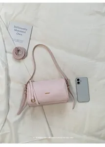 Elegante hellrosa Boston-Tasche aus Leder für den Alltag mit minimalistischem Retro-Vibe.