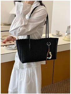 Grand sac cabas en cuir tressé noir avec breloque colorée pour les trajets quotidiens chic