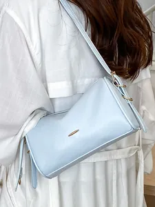 Elegante hellblaue minimalistische Schultertasche für den täglichen Pendelverkehr