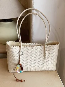 Grand Sac Fourre-Tout Tressé pour Femme Sac à Bandoulière Vintage en PU Tressé avec Pendentif en Perles Colorées Sac à Main Mode Été