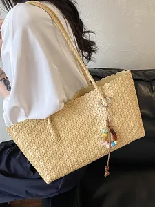 Grand sac cabas vintage en paille tissée avec une breloque en perles colorées chic