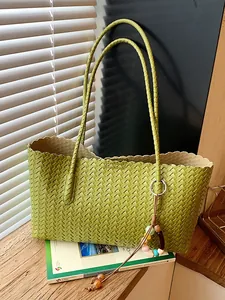 Grand sac cabas vintage vert tissé pour femme avec grande capacité et charm décoratif.