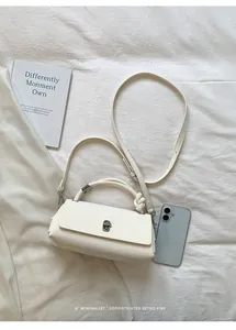 Minimalistische cremeweiße kleine quadratische Handtasche mit Knotengriff und Gurt