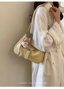Sofisticado bolso de hombro retro color crema llevado por modelo para uso diario