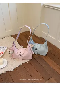 Bolsos de hombro retro minimalistas en rosa y azul claro con adorables dijes de oso
