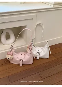 Bolsos hobo retro minimalistas en rosa y blanco con bonitos colgantes de ositos