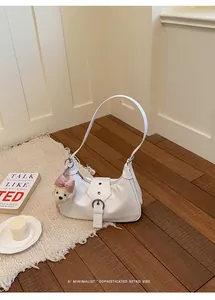 Elegante bolso de hombro hobo retro blanco con llavero de oso en estilo minimalista.