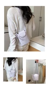 Detailansichten einer fliederfarbenen Crossbody-Handytasche mit strukturierter Oberfläche.