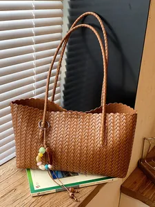 Sac fourre-tout tissé marron rétro à grande capacité avec breloque à pompon perlé