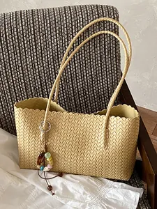 Sac cabas tissé rétro beige avec bords ondulés et breloque perlée