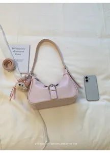 Bolso de hombro rosa retro con colgante de osito y smartphone para escala de tamaño