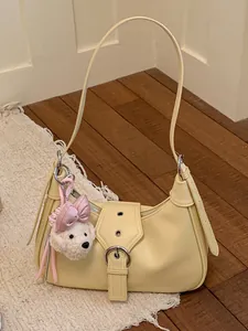 Bolso hobo amarillo crema elegante con colgante de perrito y detalle de hebilla frontal
