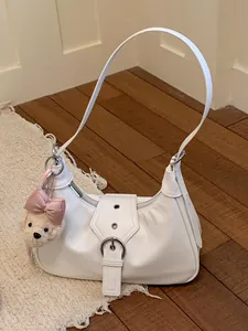 Elegante bolso de hombro hobo blanco para mujer con un lindo llavero de osito rosa